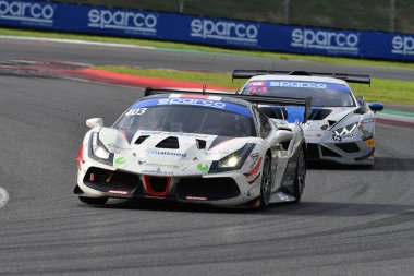 Scarperia, İtalya - 14 Eylül 2025: Ferrari 488 kolay yarış takımının EVO 'su İtalya Şampiyonası GT Endurance yarışı sırasında Mugello Pisti' nde.