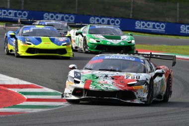 Scarperia, İtalya - 14 Eylül 2025: Ferrari 296 Rossocorsa takımı Fontana - Potolicchio İtalya Şampiyonası sırasında Mugello Pisti 'nde GT Endurance yarışı düzenledi.