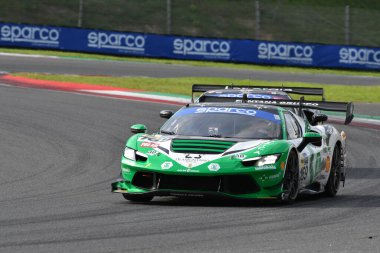 Scarperia, İtalya - 14 Eylül 2025: Ferrari 296 Takım AF CORSE 'un Gai - Fontana sürüşü İtalya Şampiyonası' nda GT Endurance yarışı sırasında Mugello Pisti 'nde.