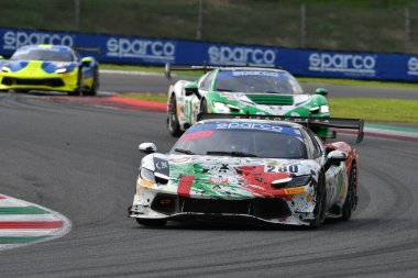 Scarperia, İtalya - 14 Eylül 2025: Ferrari 296 Rossocorsa takımı Fontana - Potolicchio İtalya Şampiyonası sırasında Mugello Pisti 'nde GT Endurance yarışı düzenledi.