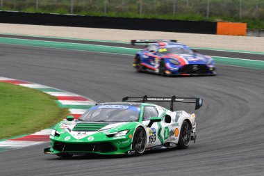 Scarperia, İtalya - 14 Eylül 2025: Ferrari 296 Takım AF CORSE 'un Gai - Fontana sürüşü İtalya Şampiyonası' nda GT Endurance yarışı sırasında Mugello Pisti 'nde.