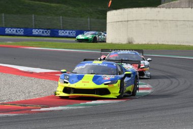 Scarperia, İtalya - 14 Eylül 2025: Van der Vorm 'un AF Corse takımının mücadelesi - İtalyan Şampiyonası sırasında GT Endurance yarışı sırasında Mugello Pisti' nde Rugolo.