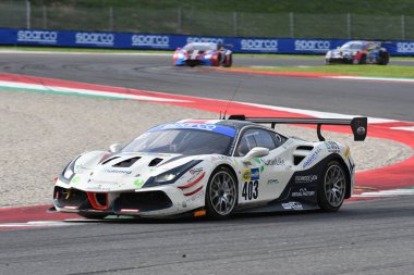 Scarperia, İtalya - 14 Eylül 2025: Ferrari 488 kolay yarış takımının EVO 'su İtalya Şampiyonası GT Endurance yarışı sırasında Mugello Pisti' nde.