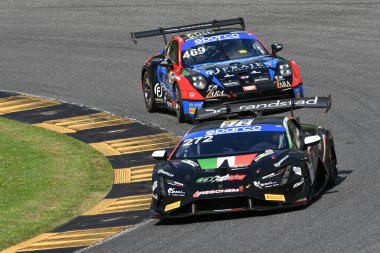 Scarperia, İtalya - 14 Eylül 2025: Lamborghini Huracan ST Evo 2 takımı Riva - Salvaggio İtalya Şampiyonası sırasında Mugello Pisti 'nde oynanan GT Endurance yarışı sırasında