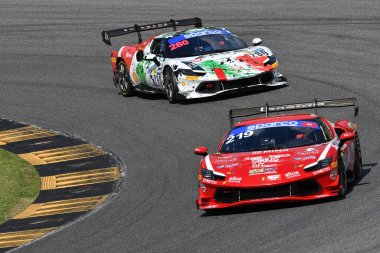 Scarperia, İtalya - 14 Eylül 2025: Ferrari 296 Levy - Mari 'nin İtalya Şampiyonası GT Dayanıklılık Yarışması sırasında Mugello Pisti' nde gerçekleştirdiği En İyi Kucak Yarışması.