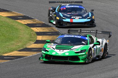 Scarperia, İtalya - 14 Eylül 2025: Ferrari 296 Takım AF CORSE 'un Gai - Fontana sürüşü İtalya Şampiyonası' nda GT Endurance yarışı sırasında Mugello Pisti 'nde.