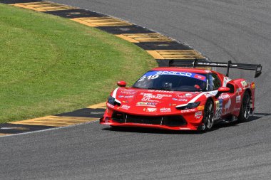 Scarperia, İtalya - 14 Eylül 2025: Ferrari 296 Levy - Mari 'nin İtalya Şampiyonası GT Dayanıklılık Yarışması sırasında Mugello Pisti' nde gerçekleştirdiği En İyi Kucak Yarışması.