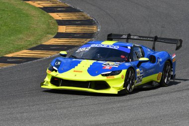 Scarperia, İtalya - 14 Eylül 2025: Van der Vorm 'un AF Corse takımının mücadelesi - İtalyan Şampiyonası sırasında GT Endurance yarışı sırasında Mugello Pisti' nde Rugolo.