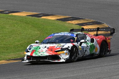 Scarperia, İtalya - 14 Eylül 2025: Ferrari 296 Rossocorsa takımı Fontana - Potolicchio İtalya Şampiyonası sırasında Mugello Pisti 'nde GT Endurance yarışı düzenledi.