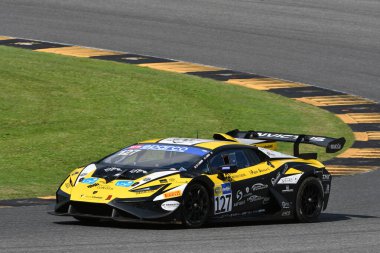 Scarperia, İtalya - 14 Eylül 2025: Cossu 'nun INVICTUS CORSE Drive takımının Lamborghini Huracan ST Evo 2' si - İtalyan Şampiyonası GT Endurance yarışı sırasında Mugello Pisti 'nde Coassin.