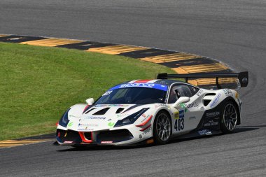 Scarperia, İtalya - 14 Eylül 2025: Ferrari 488 kolay yarış takımının EVO 'su İtalya Şampiyonası GT Endurance yarışı sırasında Mugello Pisti' nde.