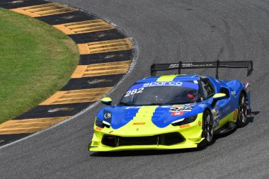 Scarperia, İtalya - 14 Eylül 2025: Van der Vorm 'un AF Corse takımının mücadelesi - İtalyan Şampiyonası sırasında GT Endurance yarışı sırasında Mugello Pisti' nde Rugolo.