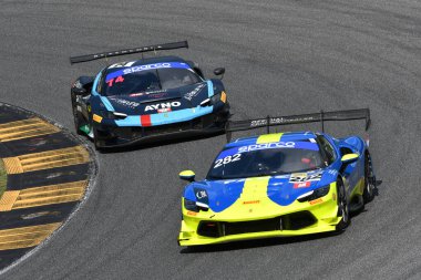 Scarperia, İtalya - 14 Eylül 2025: Van der Vorm 'un AF Corse takımının mücadelesi - İtalyan Şampiyonası sırasında GT Endurance yarışı sırasında Mugello Pisti' nde Rugolo.