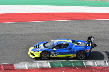 Scarperia, İtalya - 14 Eylül 2025: Van der Vorm 'un AF Corse takımının mücadelesi - İtalyan Şampiyonası sırasında GT Endurance yarışı sırasında Mugello Pisti' nde Rugolo.
