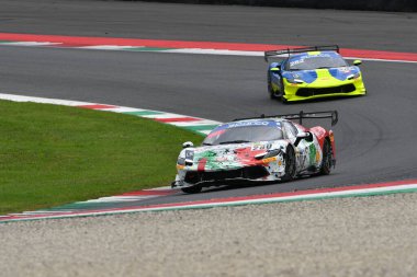 Scarperia, İtalya - 14 Eylül 2025: Ferrari 296 Rossocorsa takımı Fontana - Potolicchio İtalya Şampiyonası sırasında Mugello Pisti 'nde GT Endurance yarışı düzenledi.