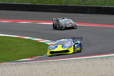 Scarperia, İtalya - 14 Eylül 2025: Van der Vorm 'un AF Corse takımının mücadelesi - İtalyan Şampiyonası sırasında GT Endurance yarışı sırasında Mugello Pisti' nde Rugolo.