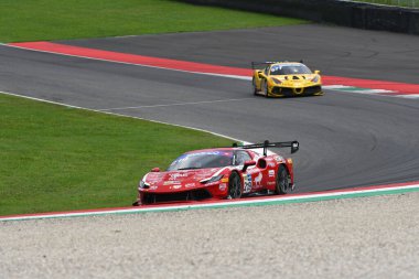 Scarperia, İtalya - 14 Eylül 2025: Ferrari 296 Levy - Mari 'nin İtalya Şampiyonası GT Dayanıklılık Yarışması sırasında Mugello Pisti' nde gerçekleştirdiği En İyi Kucak Yarışması.