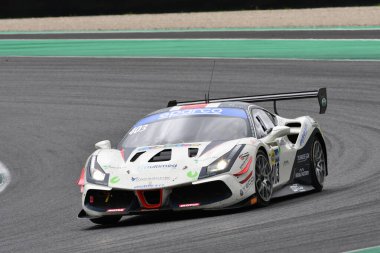 Scarperia, İtalya - 14 Eylül 2025: Ferrari 488 kolay yarış takımının EVO 'su İtalya Şampiyonası GT Endurance yarışı sırasında Mugello Pisti' nde.