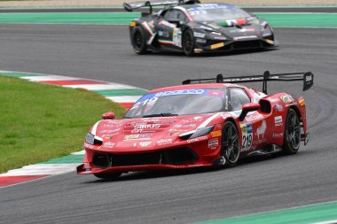 Scarperia, İtalya - 14 Eylül 2025: Ferrari 296 Levy - Mari 'nin İtalya Şampiyonası GT Dayanıklılık Yarışması sırasında Mugello Pisti' nde gerçekleştirdiği En İyi Kucak Yarışması.