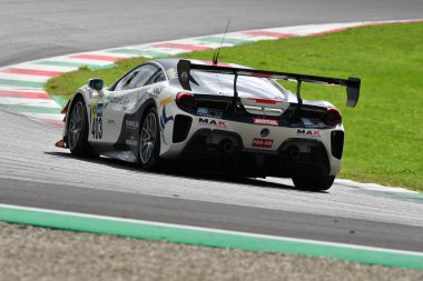 Scarperia, İtalya - 14 Eylül 2025: Ferrari 488 kolay yarış takımının EVO 'su İtalya Şampiyonası GT Endurance yarışı sırasında Mugello Pisti' nde.