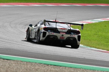 Scarperia, İtalya - 14 Eylül 2025: Ferrari 488 kolay yarış takımının EVO 'su İtalya Şampiyonası GT Endurance yarışı sırasında Mugello Pisti' nde.