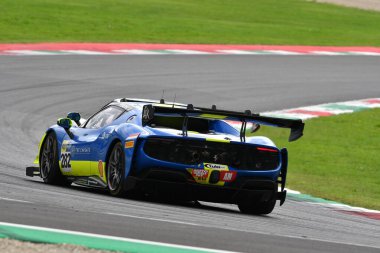 Scarperia, İtalya - 14 Eylül 2025: Van der Vorm 'un AF Corse takımının mücadelesi - İtalyan Şampiyonası sırasında GT Endurance yarışı sırasında Mugello Pisti' nde Rugolo.