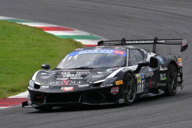 Scarperia, İtalya - 14 Eylül 2025: Ferrari 296 İtalya Şampiyonası sırasında Mugello Pisti 'nde düzenlenen GT Dayanıklılık Yarışması' nda En İyi Kucak Grubu mücadelesi.