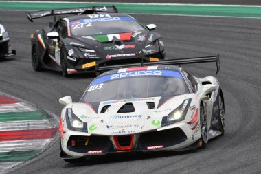 Scarperia, İtalya - 14 Eylül 2025: Ferrari 488 kolay yarış takımının EVO 'su İtalya Şampiyonası GT Endurance yarışı sırasında Mugello Pisti' nde.