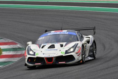 Scarperia, İtalya - 14 Eylül 2025: Ferrari 488 kolay yarış takımının EVO 'su İtalya Şampiyonası GT Endurance yarışı sırasında Mugello Pisti' nde.