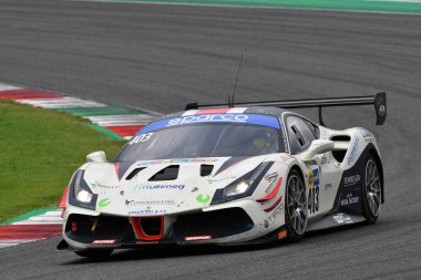 Scarperia, İtalya - 14 Eylül 2025: Ferrari 488 kolay yarış takımının EVO 'su İtalya Şampiyonası GT Endurance yarışı sırasında Mugello Pisti' nde.