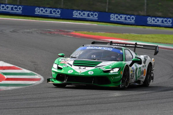 Scarperia, İtalya - 14 Eylül 2025: Ferrari 296 Takım AF CORSE 'un Gai - Fontana sürüşü İtalya Şampiyonası' nda GT Endurance yarışı sırasında Mugello Pisti 'nde.