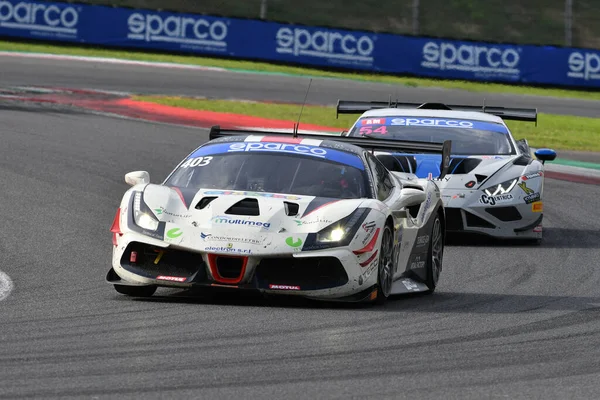 Scarperia, İtalya - 14 Eylül 2025: Ferrari 488 kolay yarış takımının EVO 'su İtalya Şampiyonası GT Endurance yarışı sırasında Mugello Pisti' nde.