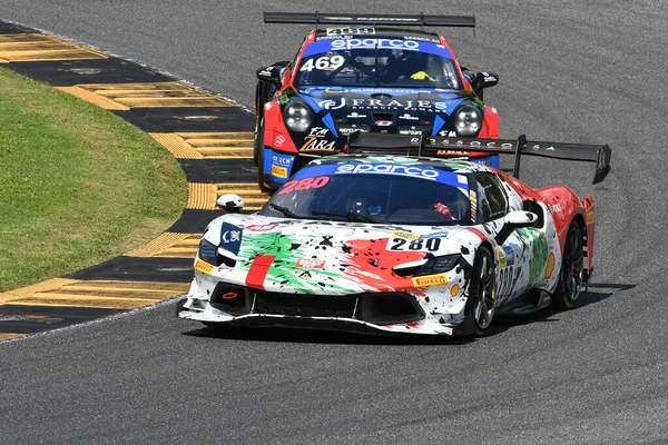 Scarperia, İtalya - 14 Eylül 2025: Ferrari 296 Rossocorsa takımı Fontana - Potolicchio İtalya Şampiyonası sırasında Mugello Pisti 'nde GT Endurance yarışı düzenledi.