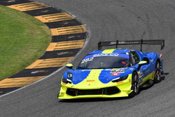 Scarperia, İtalya - 14 Eylül 2025: Van der Vorm 'un AF Corse takımının mücadelesi - İtalyan Şampiyonası sırasında GT Endurance yarışı sırasında Mugello Pisti' nde Rugolo.
