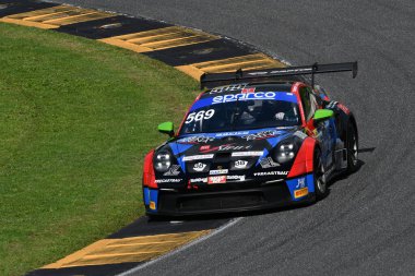 Scarperia, İtalya - 14 Eylül 2025: Porsche 911 GT3 Kupası (992) İtalyan Şampiyonası GT Dayanıklılık Yarışları sırasında Mugello Pisti 'nde oynanan.