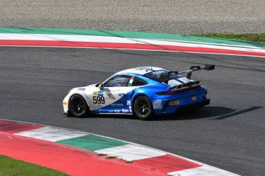Scarperia, İtalya - 14 Eylül 2025: Porsche 911 GT3 Cup (992) İtalyan Şampiyonası GT Dayanıklılık Yarışları sırasında Mugello Pisti 'nde düzenlenen.