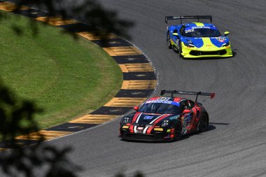 Scarperia, İtalya - 14 Eylül 2025: ZRS MOTORSPORT takımının Porsche 911 GT3 Kupası (992) İtalyan Şampiyonası GT Dayanıklılık Yarışları sırasında Mugello Pisti 'nde.