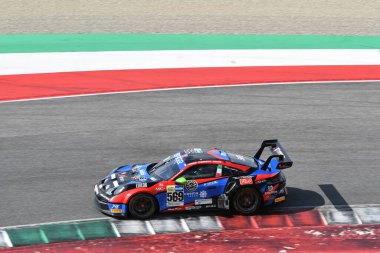 Scarperia, İtalya - 14 Eylül 2025: Porsche 911 GT3 Kupası (992) İtalyan Şampiyonası GT Dayanıklılık Yarışları sırasında Mugello Pisti 'nde oynanan.