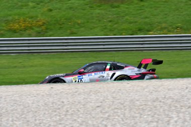 Scarperia, İtalya - 14 Eylül 2025: Porsche 911 GT3 Cup (992) İtalyan Şampiyonası GT Dayanıklılık Yarışları sırasında Mugello Pisti 'nde düzenlenen.