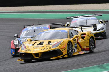 Scarperia, İtalya - 14 Eylül 2025: Ferrari DOUBLETT takımının mücadelesi İtalyan Şampiyonası GT Endurance yarışı sırasında Mugello Pisti 'nde gerçekleşti.