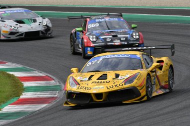 Scarperia, İtalya - 14 Eylül 2025: Ferrari DOUBLETT takımının mücadelesi İtalyan Şampiyonası GT Endurance yarışı sırasında Mugello Pisti 'nde gerçekleşti.
