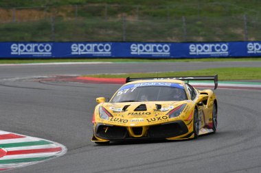 Scarperia, İtalya - 14 Eylül 2025: Ferrari DOUBLETT takımının mücadelesi İtalyan Şampiyonası GT Endurance yarışı sırasında Mugello Pisti 'nde gerçekleşti.