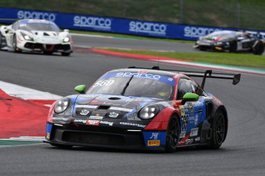 Scarperia, İtalya - 14 Eylül 2025: Porsche 911 GT3 Kupası (992) İtalyan Şampiyonası GT Dayanıklılık Yarışları sırasında Mugello Pisti 'nde oynanan.