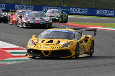 Scarperia, İtalya - 14 Eylül 2025: Ferrari DOUBLETT takımının mücadelesi İtalyan Şampiyonası GT Endurance yarışı sırasında Mugello Pisti 'nde gerçekleşti.