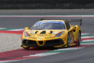 Scarperia, İtalya - 14 Eylül 2025: Ferrari DOUBLETT takımının mücadelesi İtalyan Şampiyonası GT Endurance yarışı sırasında Mugello Pisti 'nde gerçekleşti.