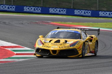 Scarperia, İtalya - 14 Eylül 2025: Ferrari DOUBLETT takımının mücadelesi İtalyan Şampiyonası GT Endurance yarışı sırasında Mugello Pisti 'nde gerçekleşti.