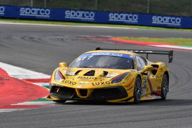 Scarperia, İtalya - 14 Eylül 2025: Ferrari DOUBLETT takımının mücadelesi İtalyan Şampiyonası GT Endurance yarışı sırasında Mugello Pisti 'nde gerçekleşti.