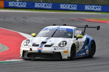 Scarperia, İtalya - 14 Eylül 2025: Porsche 911 GT3 Cup (992) İtalyan Şampiyonası GT Dayanıklılık Yarışları sırasında Mugello Pisti 'nde düzenlenen.