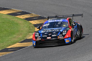 Scarperia, İtalya - 14 Eylül 2025: Porsche 911 GT3 Kupası (992) İtalyan Şampiyonası GT Dayanıklılık Yarışları sırasında Mugello Pisti 'nde oynanan.