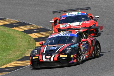 Scarperia, İtalya - 14 Eylül 2025: ZRS MOTORSPORT takımının Porsche 911 GT3 Kupası (992) İtalyan Şampiyonası GT Dayanıklılık Yarışları sırasında Mugello Pisti 'nde.